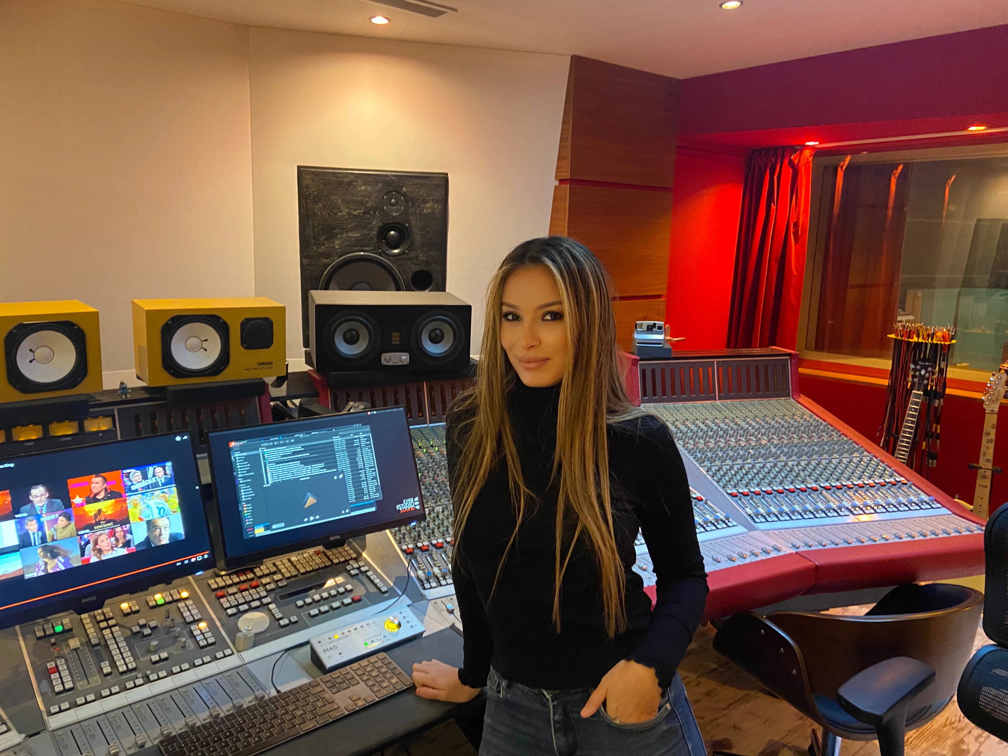 Katia Belam en session d'enregistrement en studio à Paris en 2025
